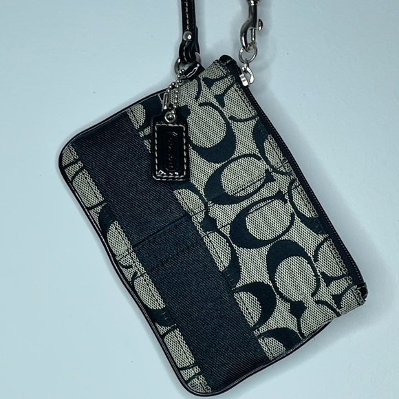 2010 Coach Monogram Jacquard Wristlet - Picture 2 of 8